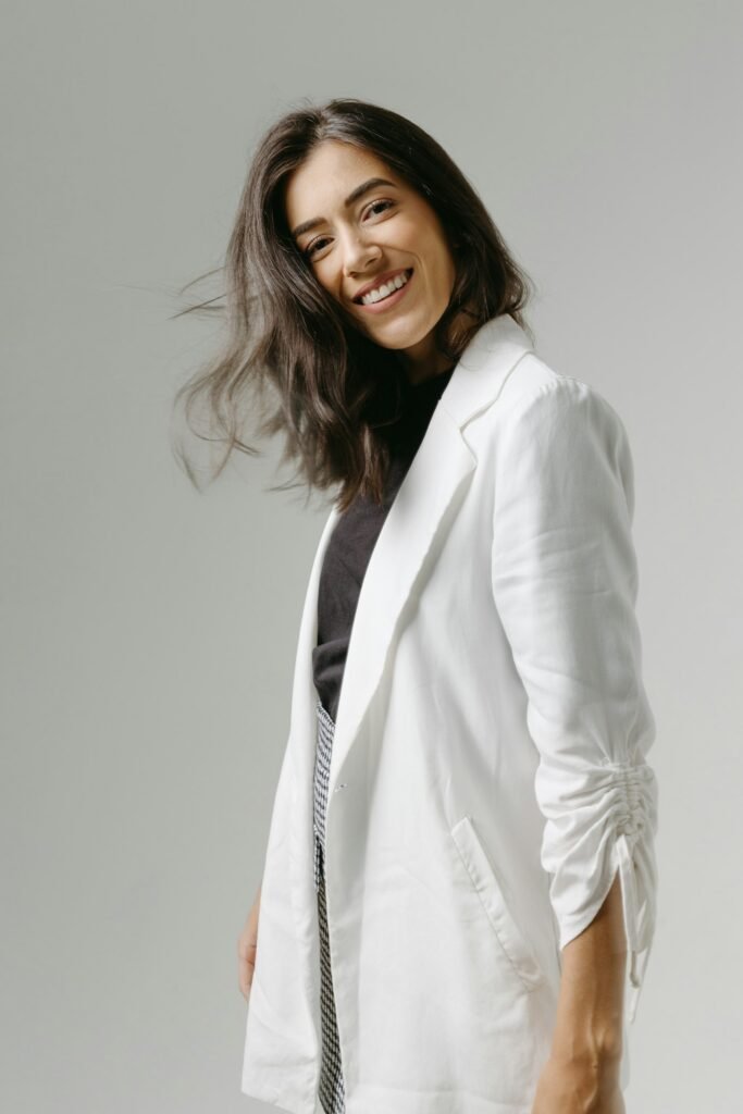 Blazer blanc porté sur un haut noir