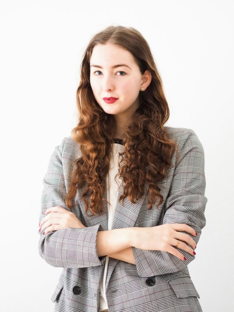 Blazer gris chiné porté sur une robe rayée