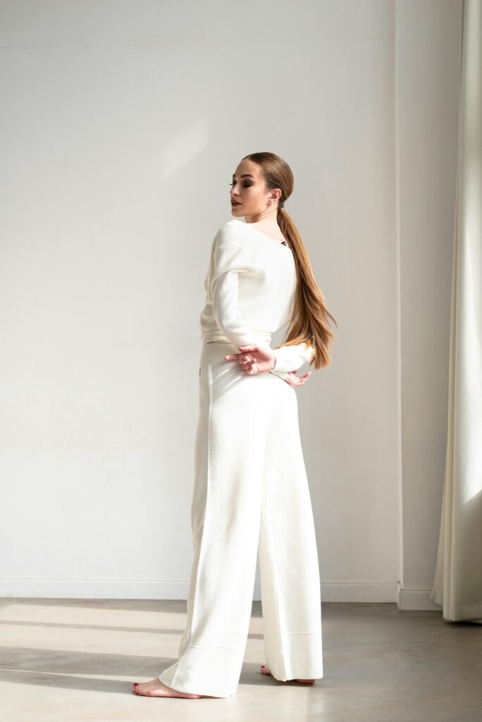 Ensemble tailleur ivoire porté dans un intérieur clair