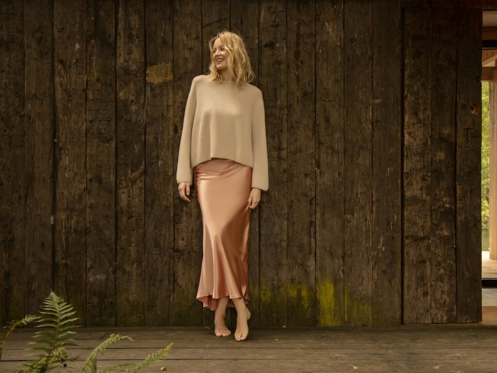 Jupe longue en satin sable portée avec un pull