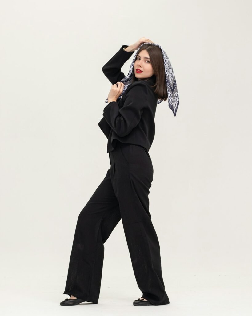 Tailleur pantalon noir porté avec un foulard