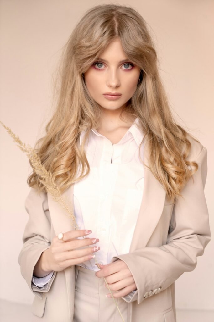 Veste en lin beige portée sur une chemise blanche